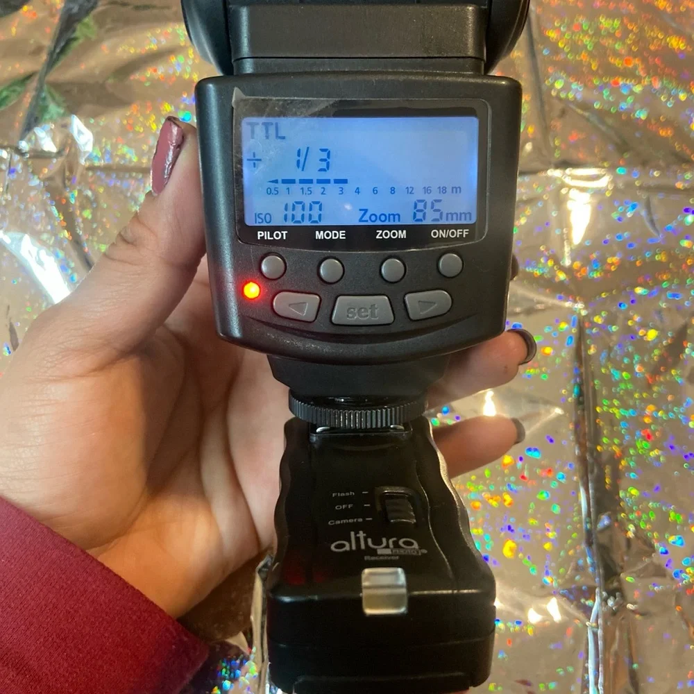 ALTURA PHOTO FLASH with flash triggered remote. (No box)